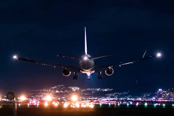 夜间喷气飞机降落场景 免版税图库照片
