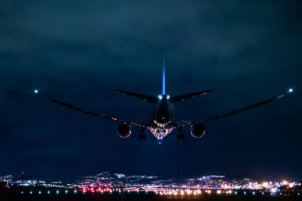 夜のジェット飛行機の着陸シーン ストック写真