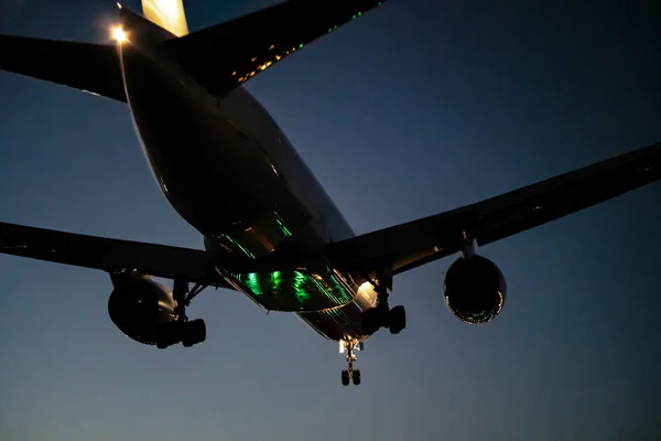 黄昏时的喷气飞机降落场景 免版税图库图片
