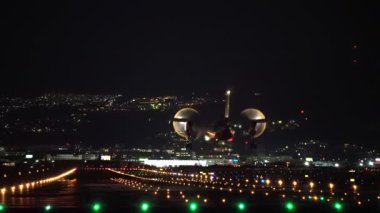 Pervaneli uçak iniş sahne gece.