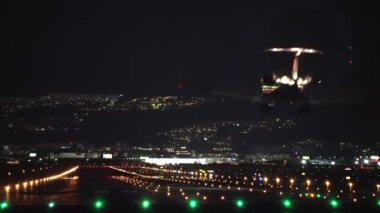 Küçük jet uçak iniş sahne gece.