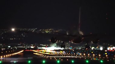 Büyük jet uçak iniş sahne gece.
