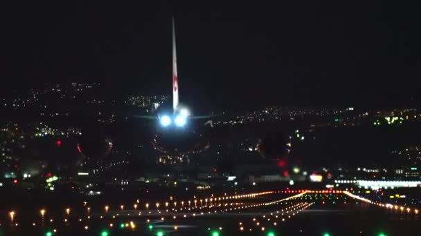 Σκηνή Προσγείωση Boeing 787 Μέσα Στη Νύχτα — Αρχείο Βίντεο