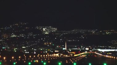 Boeing 737 al mahaline gecenin içinde.