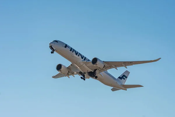 Osaka, Japonia - 4 stycznia 2019: Finnair Airbus A350-900 startu — Zdjęcie stockowe