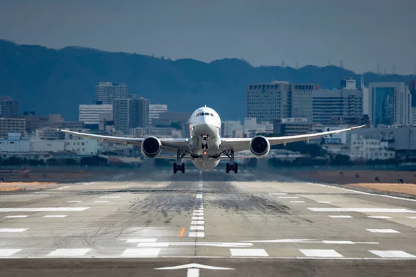 Boeing 787-9 Dreamliner despegando de escena —  Fotos de Stock