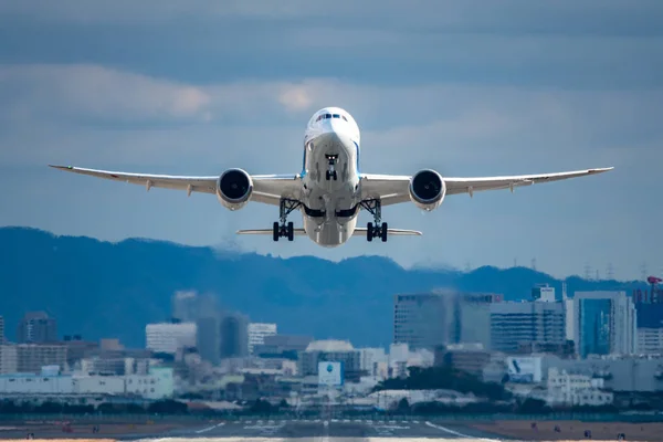 Boeing 787-9 Dreamliner mahaline alarak — Stok fotoğraf