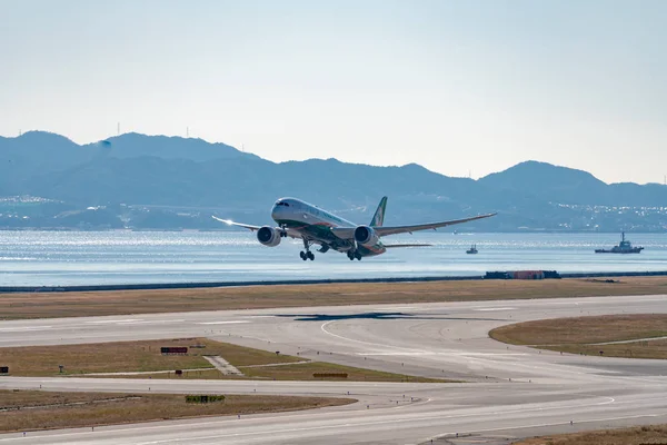 Osaka, Japonya - 4 Ocak 2019: Eva hava Boeing 787-9 kalktıktan fro