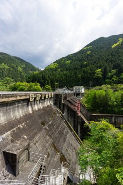 Aichi, Japonya'daki Yahagi İkinci Barajı Manzarası.