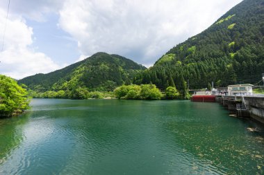 Aichi, Japonya'daki Yahagi İkinci Barajı Manzarası.