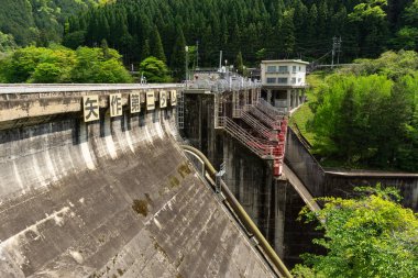 Aichi, Japonya'daki Yahagi İkinci Barajı Manzarası.