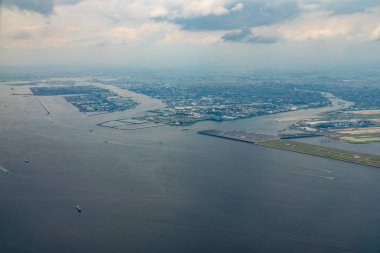 Haneda Uluslararası Havaalanı çevresindeki Tokyo Körfezi'nin havadan görünümü