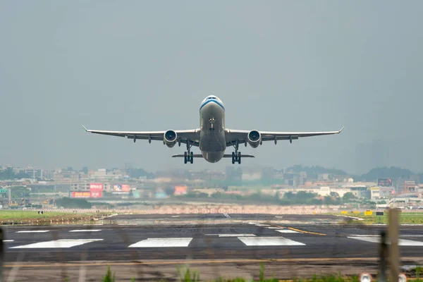 Air China Airbus A330-300 decolando — Fotografia de Stock