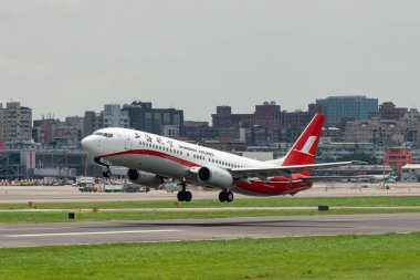Shanghai Airlines Boeing 737-800 kalkış