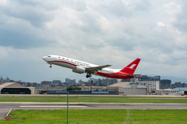 Shanghai Airlines Boeing 737-800 kalkış