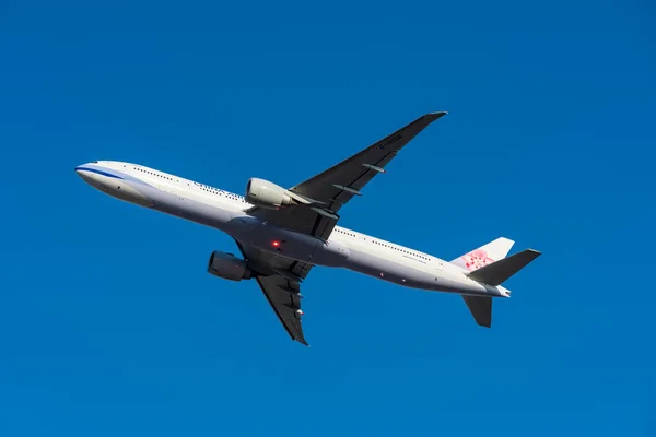 华航波音777-300客机三联机起飞 图库图片