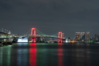 Japonya 'nın Odaiba kentindeki Gökkuşağı Köprüsü' nün Nightview 'i, 