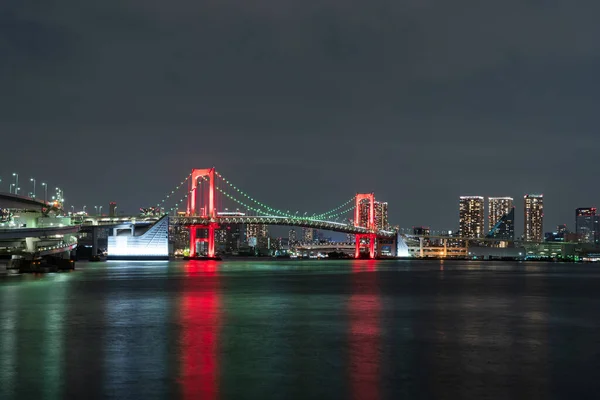 彩虹大桥的夜景 红色灯号为 东京警报 东京地区的验尸官警报 — 图库照片