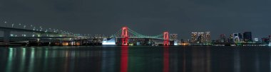 Odaiba, Japonya 'da Gökkuşağı Köprüsü panoramik gece manzarası, 