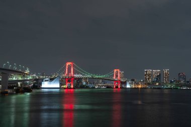 Japonya 'nın Odaiba kentindeki Gökkuşağı Köprüsü' nün Nightview 'i, 