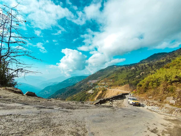 シッキムロードトリップ インド北東部のシッキムの山道と空 — ストック写真