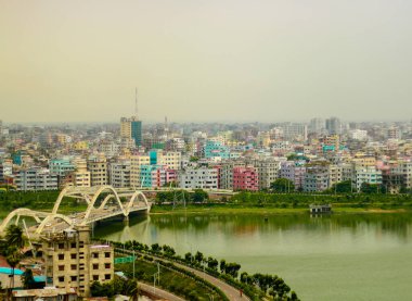 Dhaka şehri, Bangladeş - binaların manzarası ve Bangladeş 'in başkentinden bir göl