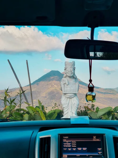 Вид Древнюю Балийскую Скульптуру Большим Вулканом Кинтамани Заднем Плане Изнутри — стоковое фото