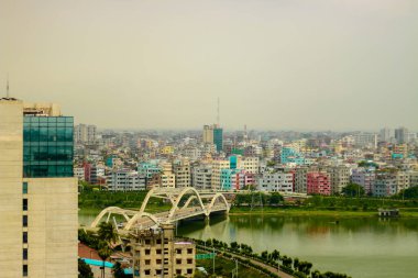 Dhaka şehri, Bangladeş - Bangladeş 'in başkentinin arka planında Hatirjheel Gölü manzarası
