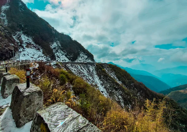 インド北東部のシキム州の氷と山の端に道路 北シキム道路の旅 — ストック写真