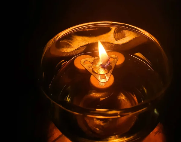 Kerzenlicht Auf Dem Esstisch Kleines Schönes Kerzenlicht Auf Einem Glas — Stockfoto