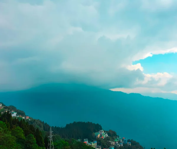 Liten Stad Utkanten Berget Gangtok Sikkim Norra Indien Med Moln — Stockfoto