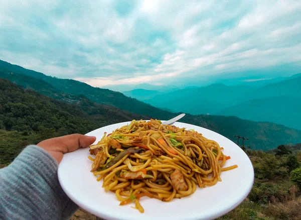 India Utara Vegetabel Chow Mein Dengan Pegunungan Latar Belakang Darjeeling — Stok Foto