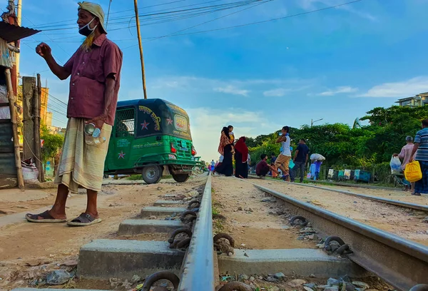 방글라데시 2020 방글라데시 코로나 바이러스가 유행하는 지역에서 정체되지 철로를 건너거나 — 스톡 사진