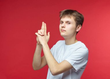 Genç adam çeşitli duygular gösteriyor. Yetenekli olmak, ruhsal durumu ve ruh halini temsil eder. Metin için boş alanı olan reklam kavramı