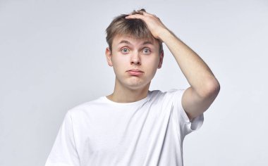 Genç adam çeşitli duygular gösteriyor. Yetenekli olmak, ruhsal durumu ve ruh halini temsil eder. Metin için boş alanı olan reklam kavramı