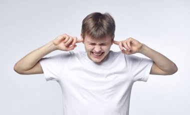 Genç adam çeşitli duygular gösteriyor. Yetenekli olmak, ruhsal durumu ve ruh halini temsil eder. Metin için boş alanı olan reklam kavramı