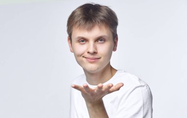 Genç adam çeşitli duygular gösteriyor. Yetenekli olmak, ruhsal durumu ve ruh halini temsil eder. Metin için boş alanı olan reklam kavramı