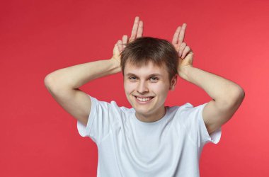 Genç adam çeşitli duygular gösteriyor. Yetenekli olmak, ruhsal durumu ve ruh halini temsil eder. Metin için boş alanı olan reklam kavramı