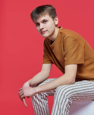 Genç adam çeşitli duygular gösteriyor. Yetenekli olmak, ruhsal durumu ve ruh halini temsil eder. Metin için boş alanı olan reklam kavramı