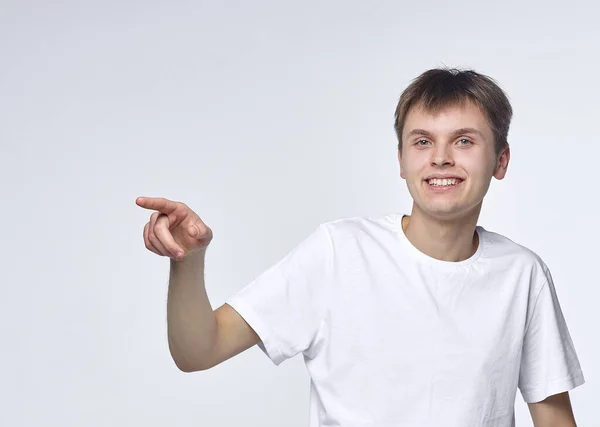 Ten Mladík Projevuje Různé Emoce Talentovaný Obraz Vnitřního Stavu Nálady — Stock fotografie