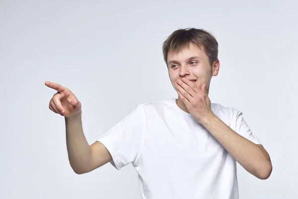 Der Junge Mann Zeigt Verschiedene Emotionen Talentiert Beschreibt Den Inneren — Stockfoto