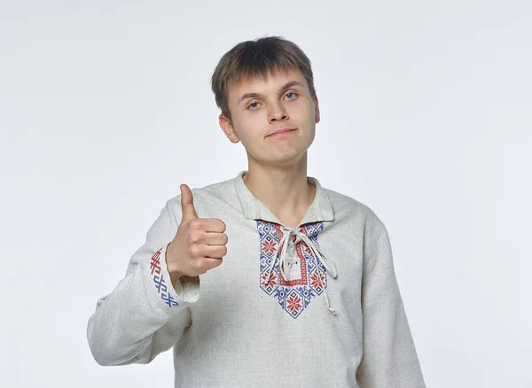 Ein Schöner Junger Mann Weißrussischer Nationaltracht Aus Leinen Isoliert Auf — Stockfoto