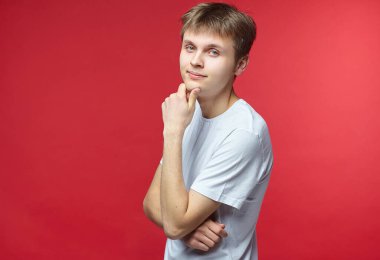 Genç adam çeşitli duygular gösteriyor. Yetenekli olmak, ruhsal durumu ve ruh halini temsil eder. Metin için boş alanı olan reklam kavramı