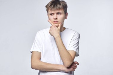 Genç adam çeşitli duygular gösteriyor. Yetenekli olmak, ruhsal durumu ve ruh halini temsil eder. Metin için boş alanı olan reklam kavramı