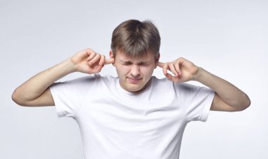 Genç adam çeşitli duygular gösteriyor. Yetenekli olmak, ruhsal durumu ve ruh halini temsil eder. Metin için boş alanı olan reklam kavramı