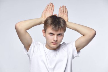 Genç adam çeşitli duygular gösteriyor. Yetenekli olmak, ruhsal durumu ve ruh halini temsil eder. Metin için boş alanı olan reklam kavramı