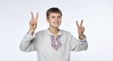 Beyaz bir arka planda izole edilmiş, ketenden yapılmış, Beyaz Rusya 'ya ait ulusal bir kostüm içinde güzel bir genç adam.