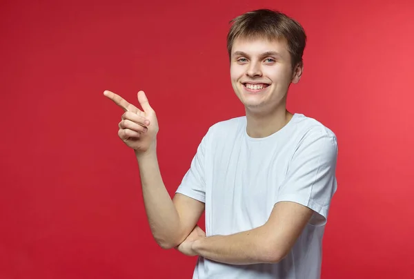 Der Junge Mann Zeigt Verschiedene Emotionen Talentiert Beschreibt Den Inneren — Stockfoto