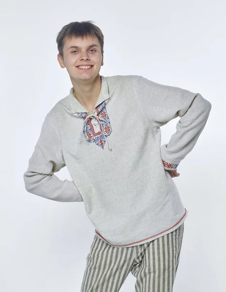 Ένας Όμορφος Νεαρός Άνδρας Μια Λευκορωσική Εθνική Φορεσιά Από Λινό — Φωτογραφία Αρχείου