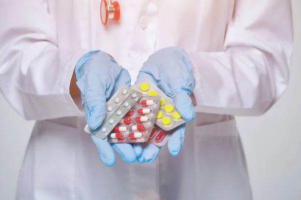 Steteskoplu beyaz önlüklü bir kadın doktor tıbbi konsepti doktor. Kadın bir hastane çalışanı kameraya bakar ve gülümser, stüdyo, beyaz arka plan.